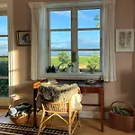 Charming With Views On Mon *