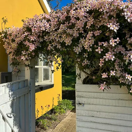 Charming With Views On Mon