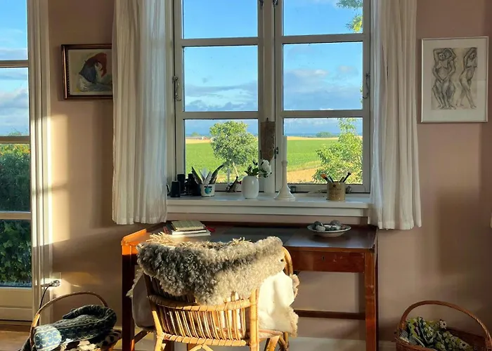 Charming With Views On Mon *