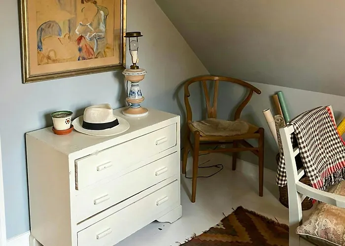 Charming With Views On Mon Holiday home *