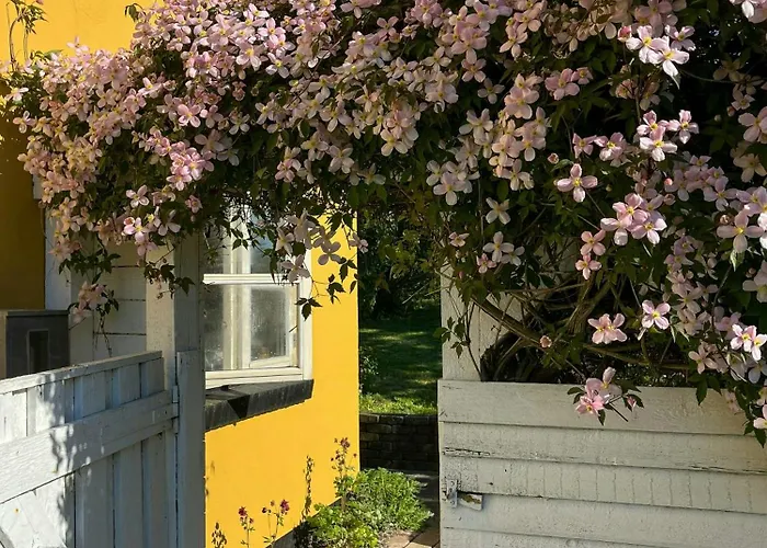 Charming With Views On Mon
